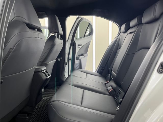 影片賞車✦UX300h 豪華特仕版 里程僅跑1千 全車原鈑件 數萬選配買到賺到 ！原廠新車保固中  第8張相片