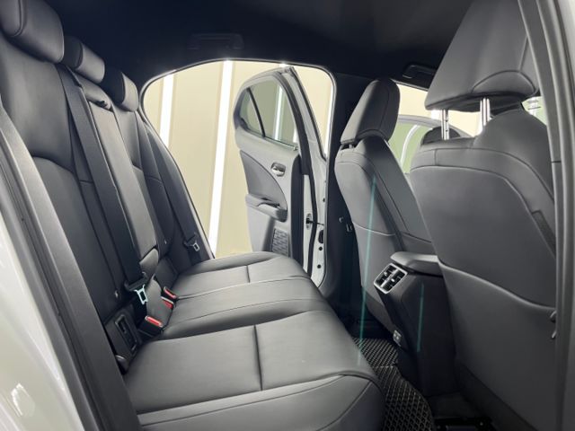 影片賞車✦UX300h 豪華特仕版 里程僅跑1千 全車原鈑件 數萬選配買到賺到 ！原廠新車保固中  第9張相片