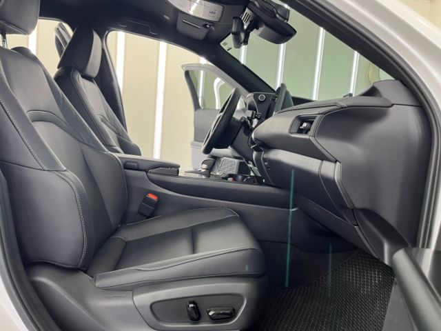 影片賞車✦UX300h 豪華特仕版 里程僅跑1千 全車原鈑件 數萬選配買到賺到 ！原廠新車保固中  第10張相片