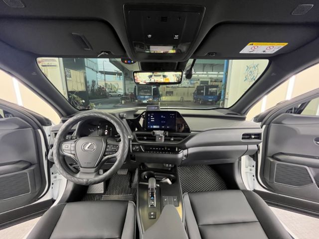影片賞車✦UX300h 豪華特仕版 里程僅跑1千 全車原鈑件 數萬選配買到賺到 ！原廠新車保固中  第12張相片