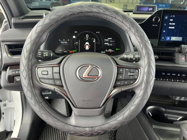 影片賞車✦UX300h 豪華特仕版 里程僅跑1千 全車原鈑件 數萬選配買到賺到 ！原廠新車保固中  第13張相片