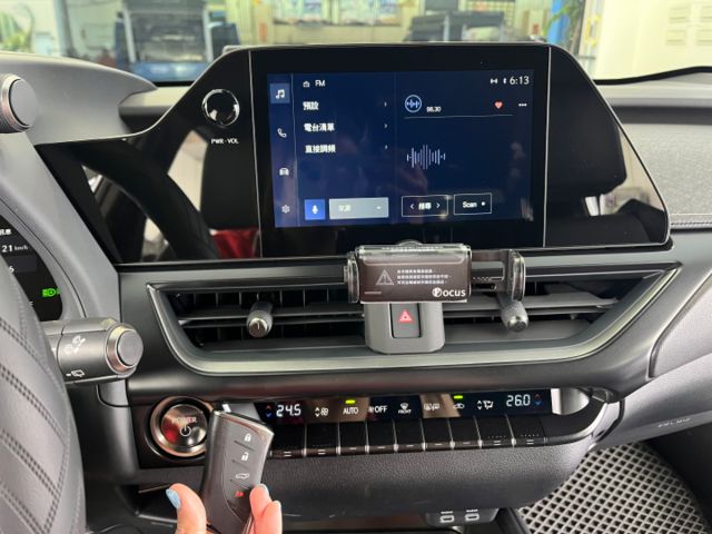 影片賞車✦UX300h 豪華特仕版 里程僅跑1千 全車原鈑件 數萬選配買到賺到 ！原廠新車保固中  第17張相片