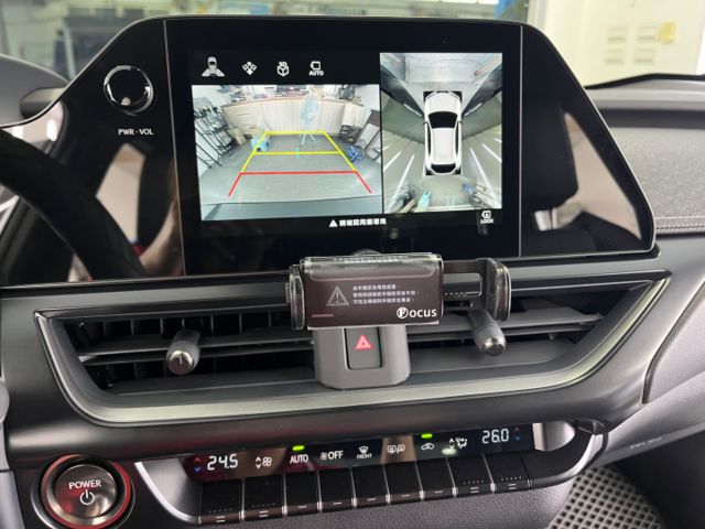 影片賞車✦UX300h 豪華特仕版 里程僅跑1千 全車原鈑件 數萬選配買到賺到 ！原廠新車保固中  第18張相片