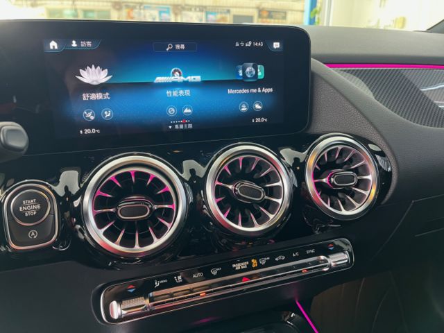 影片賞車✦GLA35 AMG 4MATIC 里程僅跑4萬多 全車原鈑件 全景天窗.柏林之音.數位儀表.360環景  第17張相片