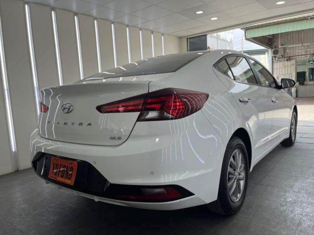 玉豐汽車✦Elantra 限量贈安卓！里程僅跑4萬多 全車原鈑件 LED日行燈.方控.定速.後座出風口  第3張相片