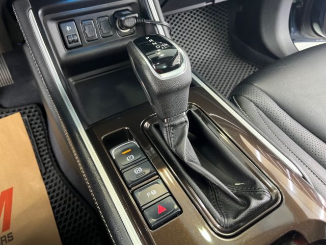 影片賞車✦URX 七人座 里程僅跑5萬 旗艦版最頂級 全車原鈑件 雙電動椅.電尾門.環景.跟車.全景天窗  第14張相片