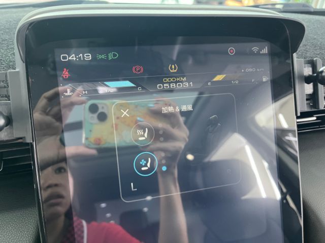 影片賞車✦URX 七人座 里程僅跑5萬 旗艦版最頂級 全車原鈑件 雙電動椅.電尾門.環景.跟車.全景天窗  第17張相片