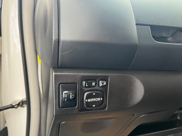 影片賞車✦小鴨 頂級G版 里程僅跑8萬多 挑戰全網最低！恆溫.方控.皮椅.鋁圈.導航.藍芽支援.電動後視鏡  第12張相片