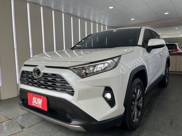 影片賞車✦RAV4 汽油旗艦版 里程僅跑1萬9 全車原鈑件 數位儀表.大螢幕.電動椅.電尾門.360環景 原廠新車保固中  第2張相片
