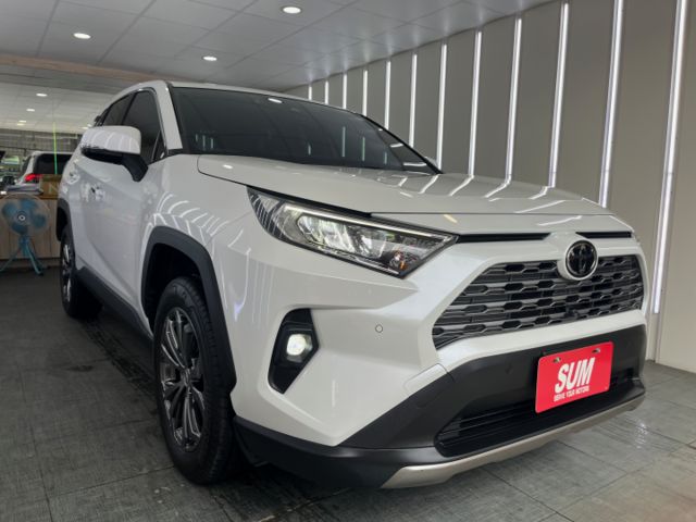 影片賞車✦RAV4 汽油旗艦版 里程僅跑1萬9 全車原鈑件 數位儀表.大螢幕.電動椅.電尾門.360環景 原廠新車保固中  第3張相片