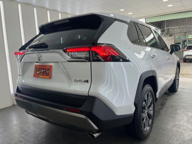 影片賞車✦RAV4 汽油旗艦版 里程僅跑1萬9 全車原鈑件 數位儀表.大螢幕.電動椅.電尾門.360環景 原廠新車保固中  第5張相片