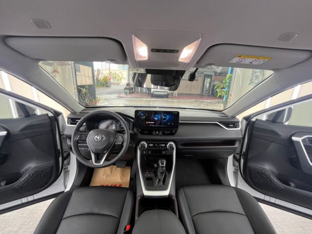 影片賞車✦RAV4 汽油旗艦版 里程僅跑1萬9 全車原鈑件 數位儀表.大螢幕.電動椅.電尾門.360環景 原廠新車保固中  第11張相片