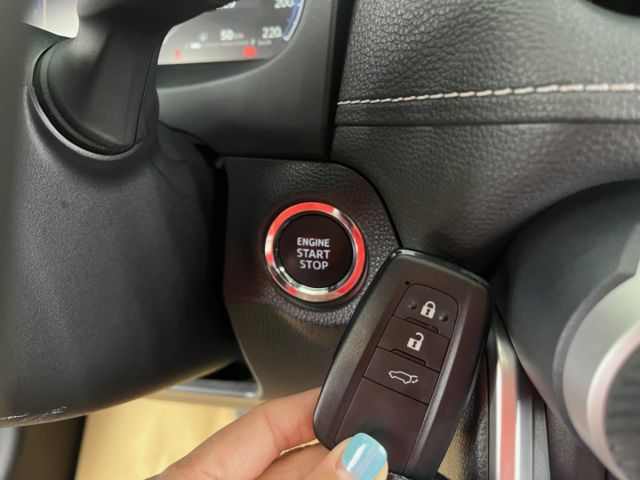 影片賞車✦RAV4 汽油旗艦版 里程僅跑1萬9 全車原鈑件 數位儀表.大螢幕.電動椅.電尾門.360環景 原廠新車保固中  第13張相片