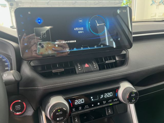 影片賞車✦RAV4 汽油旗艦版 里程僅跑1萬9 全車原鈑件 數位儀表.大螢幕.電動椅.電尾門.360環景 原廠新車保固中  第15張相片