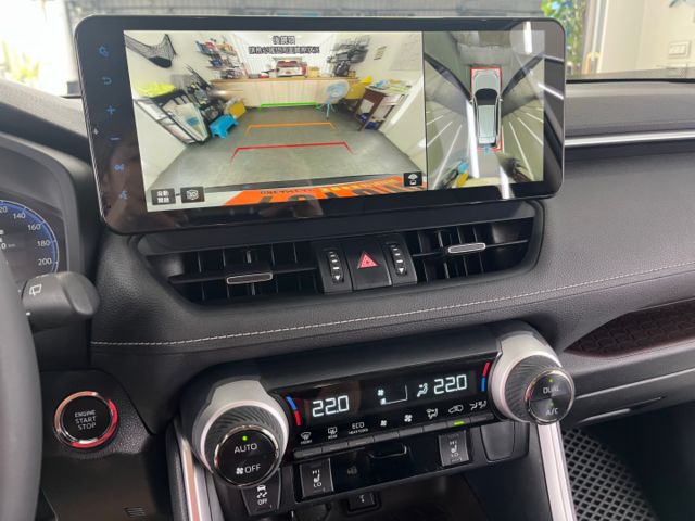 影片賞車✦RAV4 汽油旗艦版 里程僅跑1萬9 全車原鈑件 數位儀表.大螢幕.電動椅.電尾門.360環景 原廠新車保固中  第17張相片