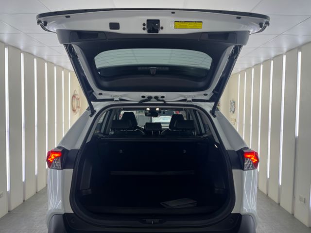 影片賞車✦RAV4 汽油旗艦版 里程僅跑1萬9 全車原鈑件 數位儀表.大螢幕.電動椅.電尾門.360環景 原廠新車保固中  第20張相片