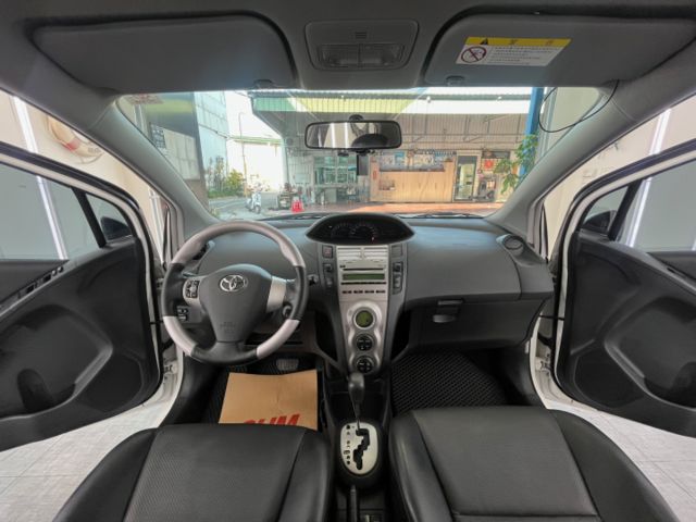 影片賞車✦小鴨 頂級G版 里程僅跑7萬 挑戰全網最低！全車原鈑件 恆溫.方控.皮椅.鋁圈.前雷達.電動後視鏡收納  第12張相片