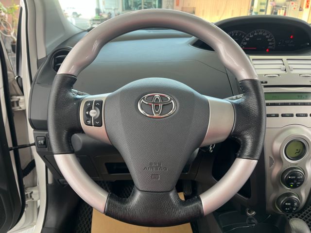 影片賞車✦小鴨 頂級G版 里程僅跑7萬 挑戰全網最低！全車原鈑件 恆溫.方控.皮椅.鋁圈.前雷達.電動後視鏡收納  第13張相片