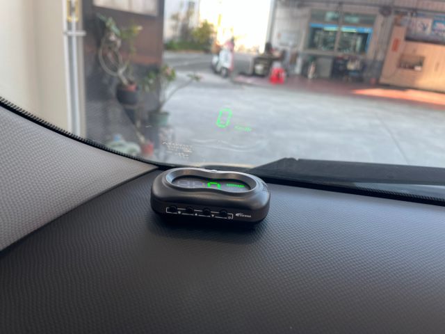 影片賞車✦小鴨 頂級G版 里程僅跑7萬 挑戰全網最低！全車原鈑件 恆溫.方控.皮椅.鋁圈.前雷達.電動後視鏡收納  第18張相片