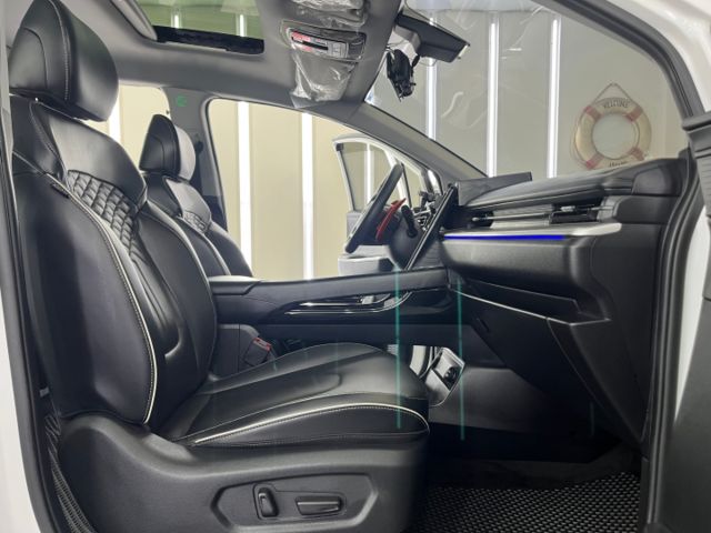 影片賞車✦Custin 豪華大七人 最頂級B版 全電動椅 全車原鈑件 全車精品買到賺到！  第10張相片