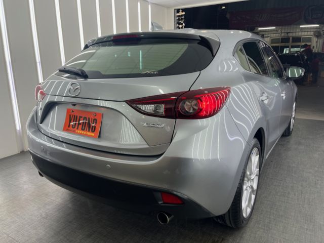玉豐汽車✦ MAZDA3 5D 魂動x鋼鐵灰 只跑6萬 IKEY/定速/方控/藍牙/恆溫/倒車影像/胎壓偵測  第3張相片
