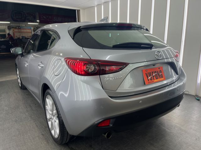 玉豐汽車✦ MAZDA3 5D 魂動x鋼鐵灰 只跑6萬 IKEY/定速/方控/藍牙/恆溫/倒車影像/胎壓偵測  第4張相片