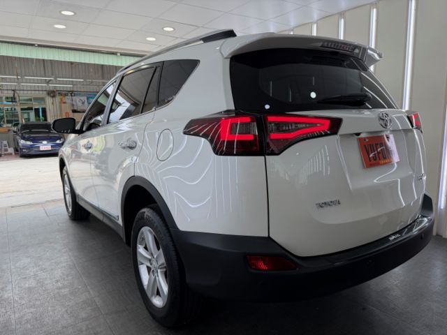 影片賞車✦RAV4 2.0 E Hi 版 里程僅跑11萬 全車原鈑件 升級大螢幕安卓 電動椅.定速.雙區恆溫.盲點  第4張相片