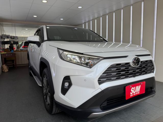 影片賞車✦RAV4 旗艦版 里程跑3萬 全車原鈑件 原廠精裝選配買到賺到 電動椅.環景.電尾門.衛星導航.電子後視鏡  第2張相片