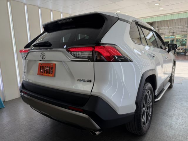 影片賞車✦RAV4 旗艦版 里程跑3萬 全車原鈑件 原廠精裝選配買到賺到 電動椅.環景.電尾門.衛星導航.電子後視鏡  第3張相片