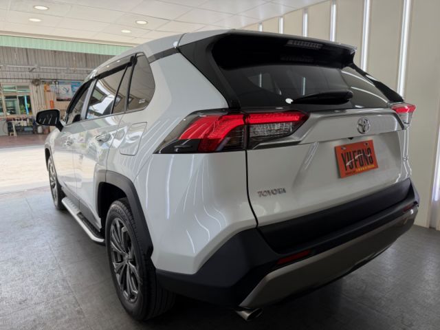 影片賞車✦RAV4 旗艦版 里程跑3萬 全車原鈑件 原廠精裝選配買到賺到 電動椅.環景.電尾門.衛星導航.電子後視鏡  第4張相片