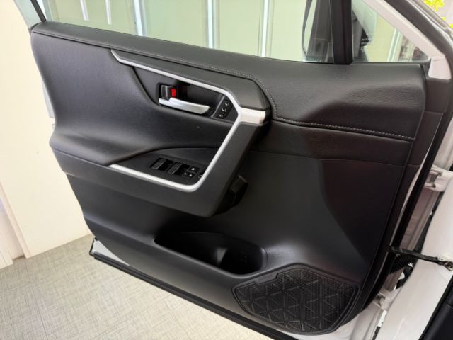 影片賞車✦RAV4 旗艦版 里程跑3萬 全車原鈑件 原廠精裝選配買到賺到 電動椅.環景.電尾門.衛星導航.電子後視鏡  第6張相片