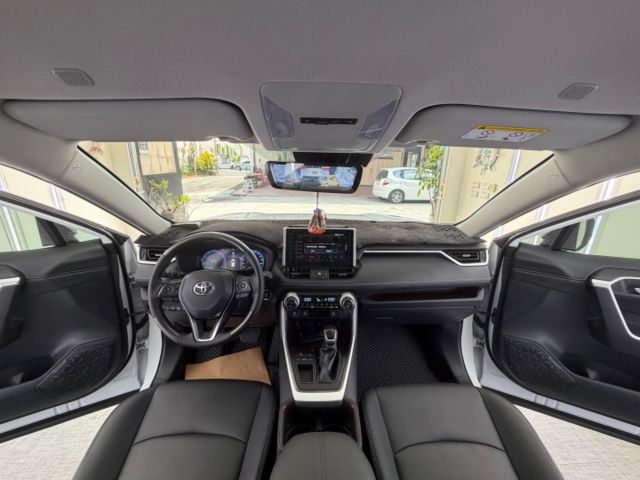 影片賞車✦RAV4 旗艦版 里程跑3萬 全車原鈑件 原廠精裝選配買到賺到 電動椅.環景.電尾門.衛星導航.電子後視鏡  第9張相片