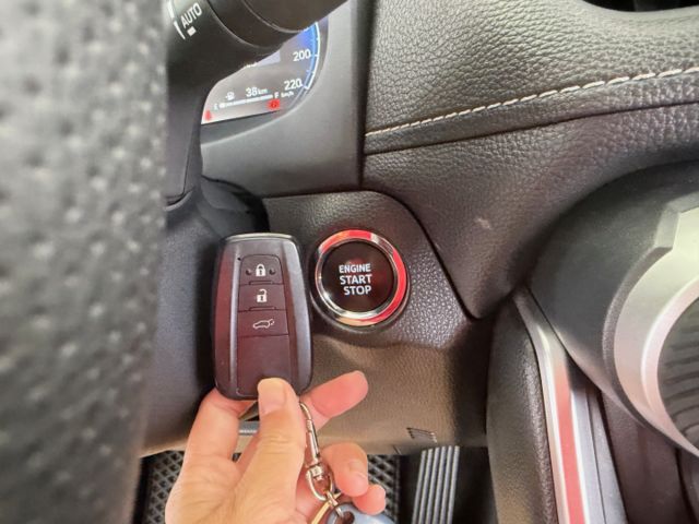影片賞車✦RAV4 旗艦版 里程跑3萬 全車原鈑件 原廠精裝選配買到賺到 電動椅.環景.電尾門.衛星導航.電子後視鏡  第13張相片