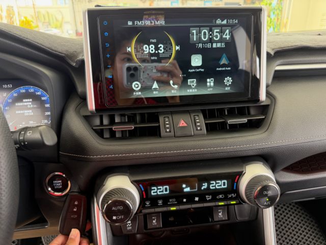 影片賞車✦RAV4 旗艦版 里程跑3萬 全車原鈑件 原廠精裝選配買到賺到 電動椅.環景.電尾門.衛星導航.電子後視鏡  第15張相片