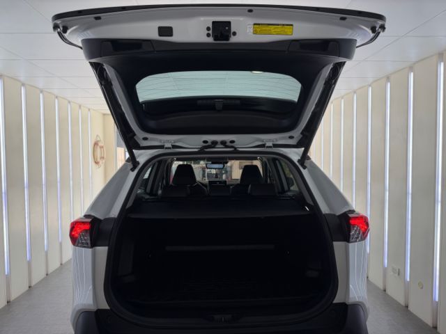 影片賞車✦RAV4 旗艦版 里程跑3萬 全車原鈑件 原廠精裝選配買到賺到 電動椅.環景.電尾門.衛星導航.電子後視鏡  第20張相片