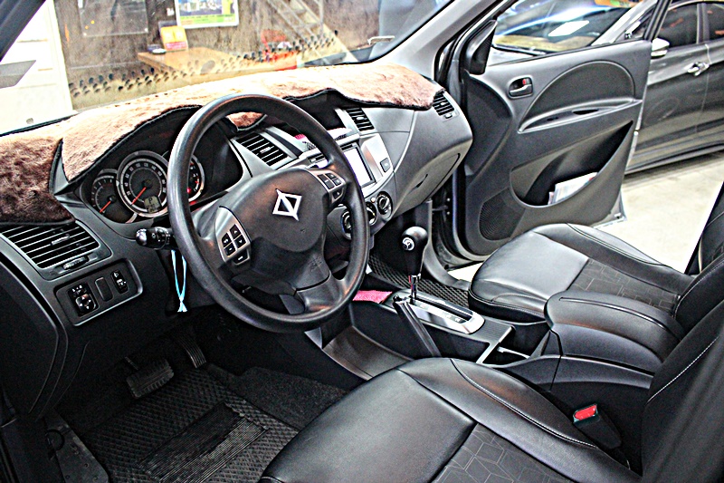 2015年 三菱 Zinger 2.4 最頂級 正一手車 里程實跑2萬多 原廠保養  第12張相片