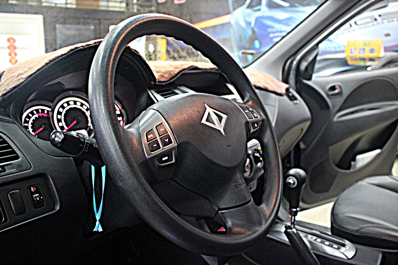 2015年 三菱 Zinger 2.4 最頂級 正一手車 里程實跑2萬多 原廠保養  第13張相片