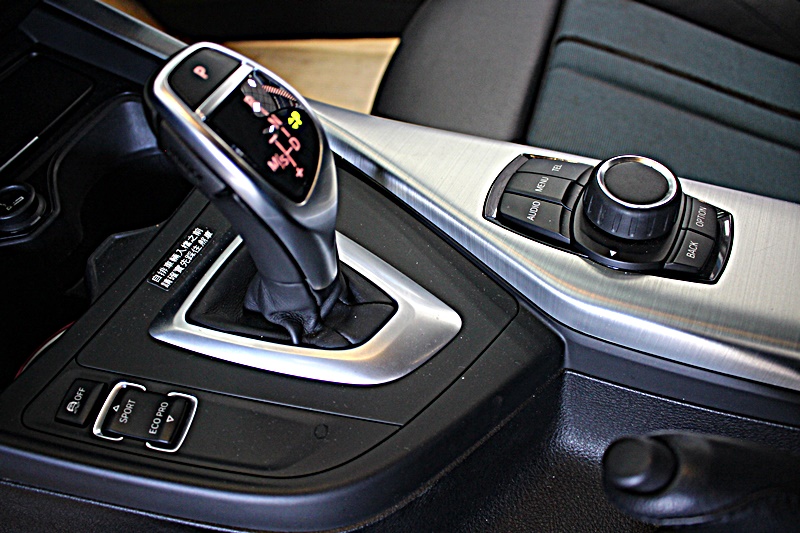 2012年式 BMW 120D 8速手自排 柴油渦輪增壓 省油 有力 又省稅金  第13張相片