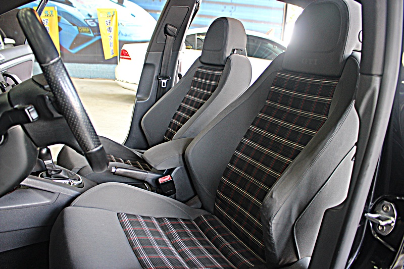 2006年 V.W Golf GTI 前車主超級無敵顧車~整台車漂亮到外面絕對找不到第二台  第6張相片
