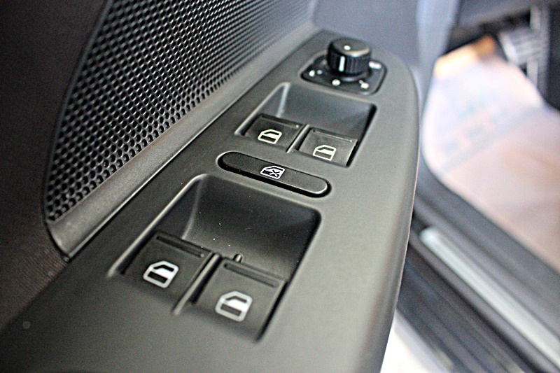 2006年 V.W Golf GTI 前車主超級無敵顧車~整台車漂亮到外面絕對找不到第二台  第14張相片