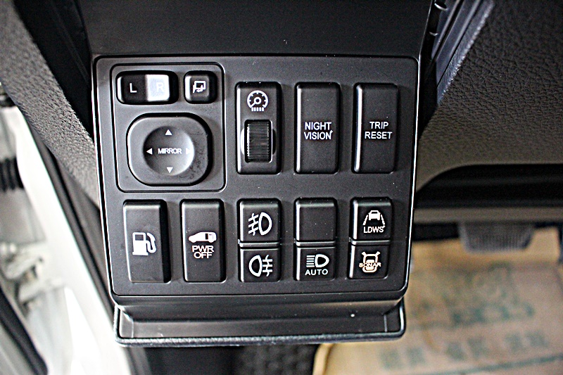 2010年 納智捷 MPV7 新車價110萬最頂級 正一手自用車 保證非租賃 非營業用車  第19張相片