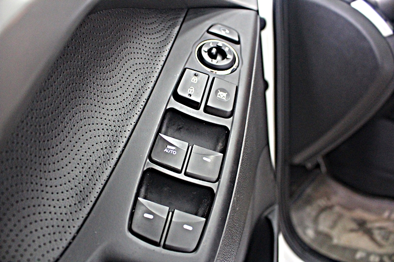 2013年 現代 Elantra 1.8 頂級版 X包也幫您裝好囉  第14張相片