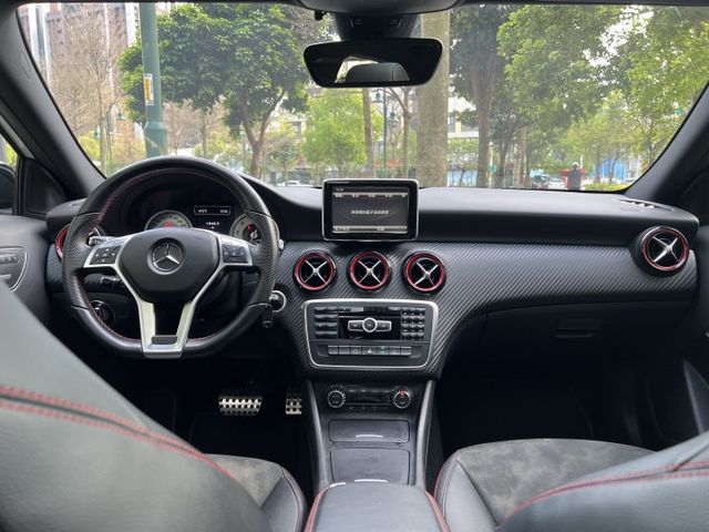 極品美車 ! 僅跑6萬公里 ! 原廠保養 ! 原廠加裝(後座出風口 數位恆溫面板 原廠大螢幕)  第7張相片