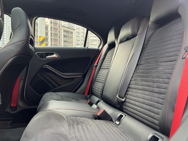 極品美車 ! 僅跑6萬公里 ! 原廠保養 ! 原廠加裝(後座出風口 數位恆溫面板 原廠大螢幕)  第13張相片