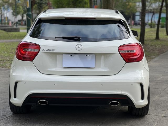 極品美車 ! 僅跑6萬公里 ! 原廠保養 ! 原廠加裝(後座出風口 數位恆溫面板 原廠大螢幕)  第17張相片