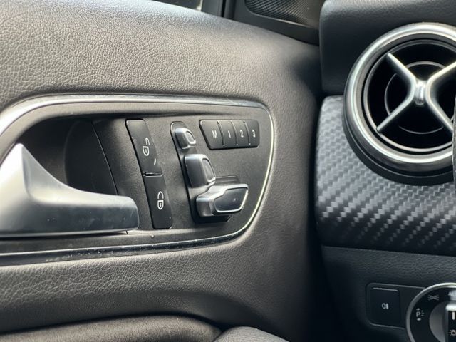 市場少見黑色的A180 AMG  第10張相片