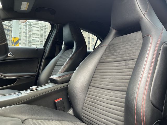 市場少見黑色的A180 AMG  第11張相片