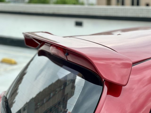 升級外觀空力套件 讓原本可愛的外型帶了點帥氣 低里程 原鈑漂亮車  第4張相片