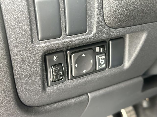 升級外觀空力套件 讓原本可愛的外型帶了點帥氣 低里程 原鈑漂亮車  第11張相片