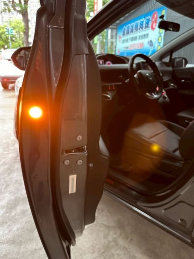 【車朋車業】小七人座，1.8省稅，小改款雙電動滑門  第11張相片